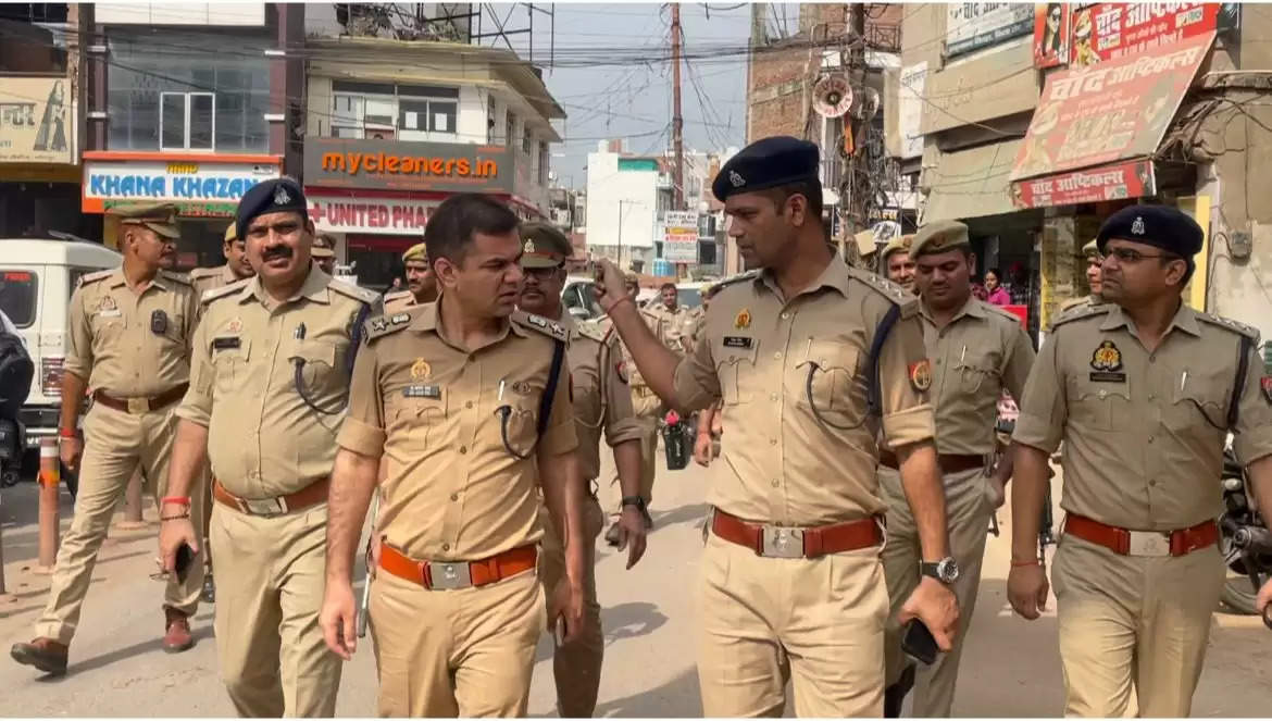 पुलिस अधीक्षक ने भारी फोर्स के साथ शहर में किया फ्लैग मार्च