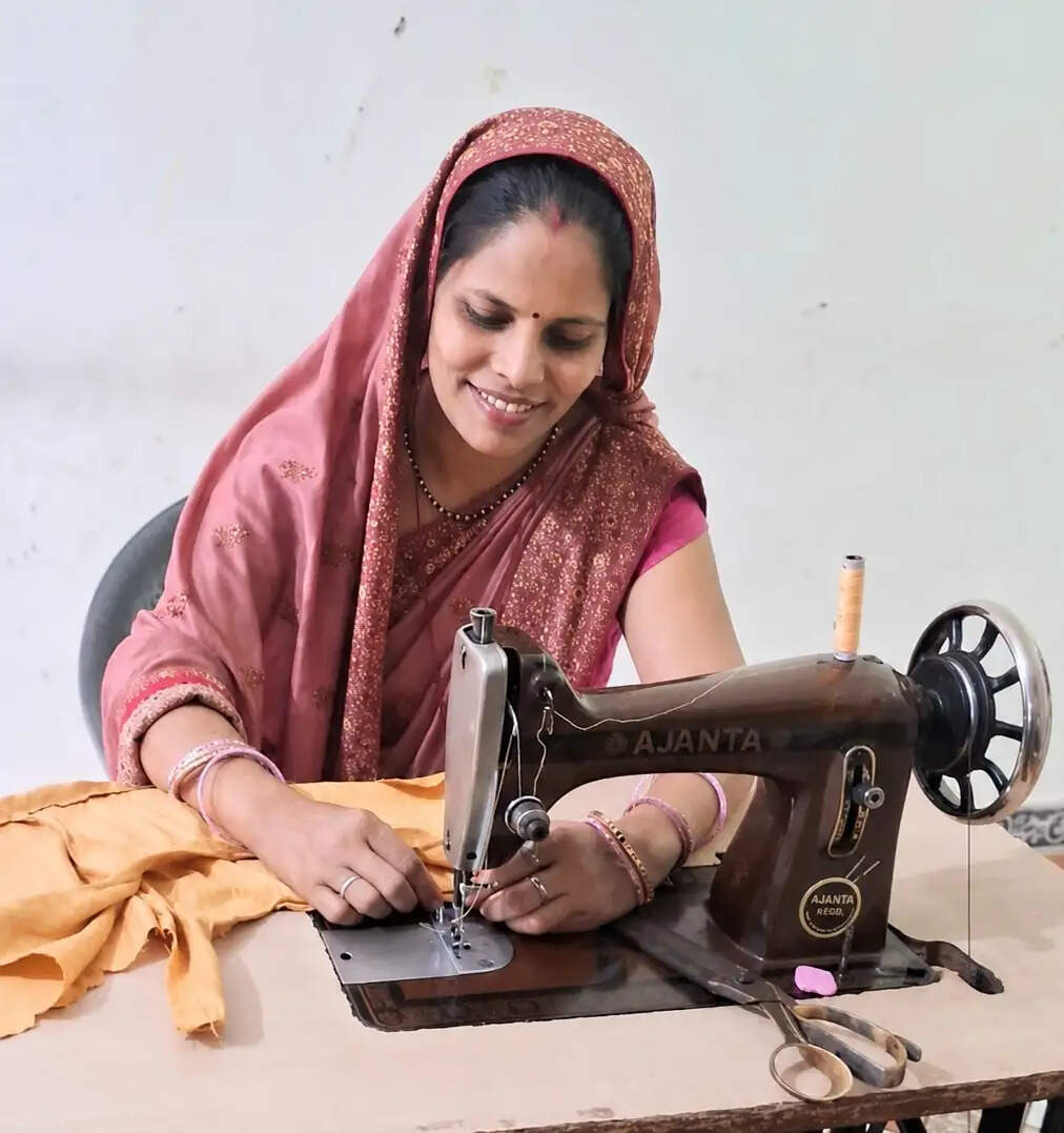 महतारी वंदन योजना से बदली सरिता साहू की जिंदगी, सिलाई कार्य से बनी आत्मनिर्भर महिला