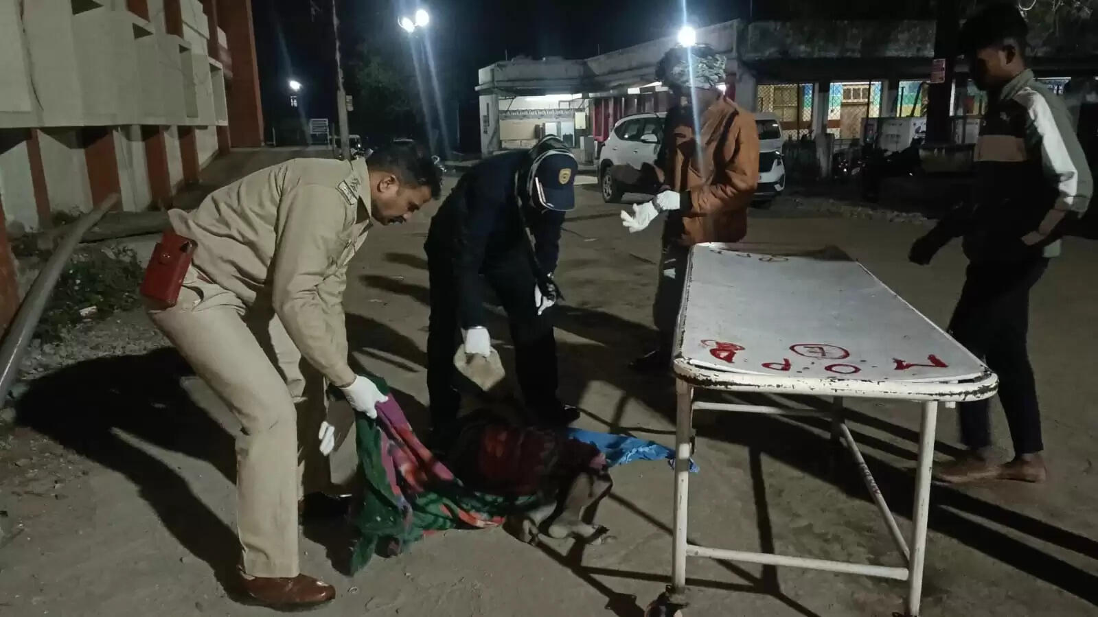 सिवनीः कड़ाके की ठंड में अस्पताल के बाहर असहाय महिला मिली, कोतवाली पुलिस ने कराया प्राथमिक उपचार