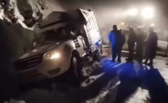 राजदान दर्रे में भारी बर्फबारी के कारण फंसे 20 नागरिक वाहनों को बीआरओ ने रात भर चले अभियान में बचाया