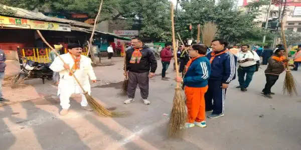 पीएम मोदी का वाराणसी दौरा, सभी सौ वार्डो में चला एक साथ स्वच्छता अभियान