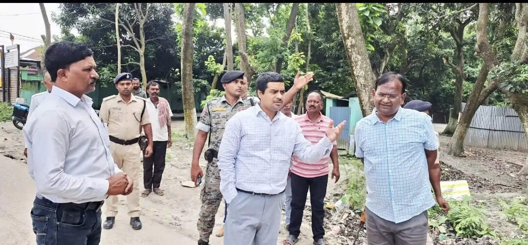 सरकारी स्कूल के शिक्षक पर अश्लील हरकत का आरोप, ग्रामीणों में आक्रोश; पुलिस शिक्षक को थाने ले गई