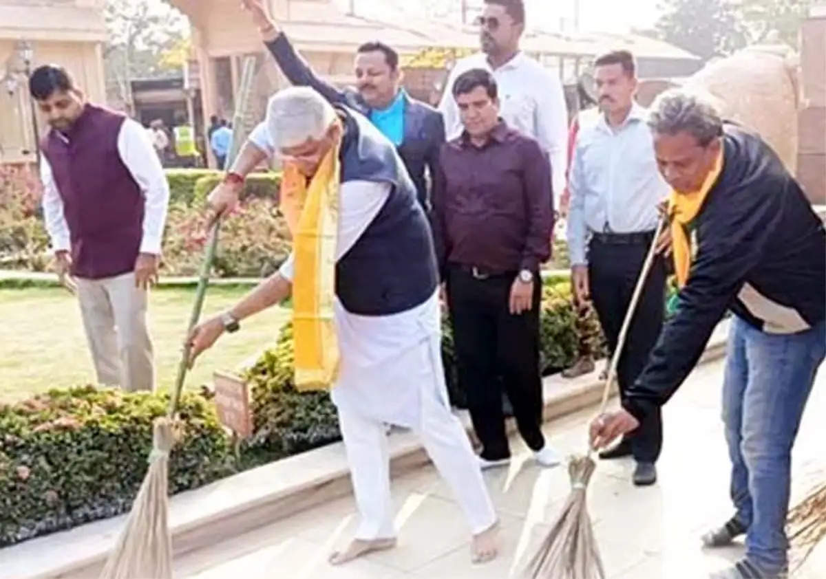 रायपुर : छत्तीसगढ़ पहुंचे केंद्रीय मंत्री शेखावत, श्रीराम मंदिर में लगाया झाड़ू