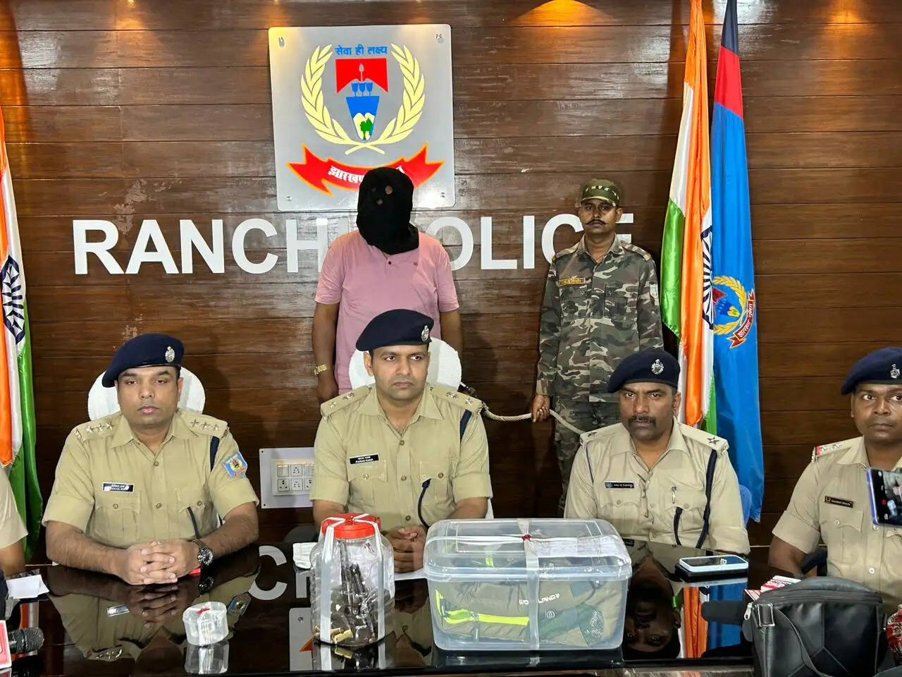 जमीन कारोबारी भार्गव सिंह हत्याकांड में पुलिस ने दो अपराधियों को गिरफ्तार किया