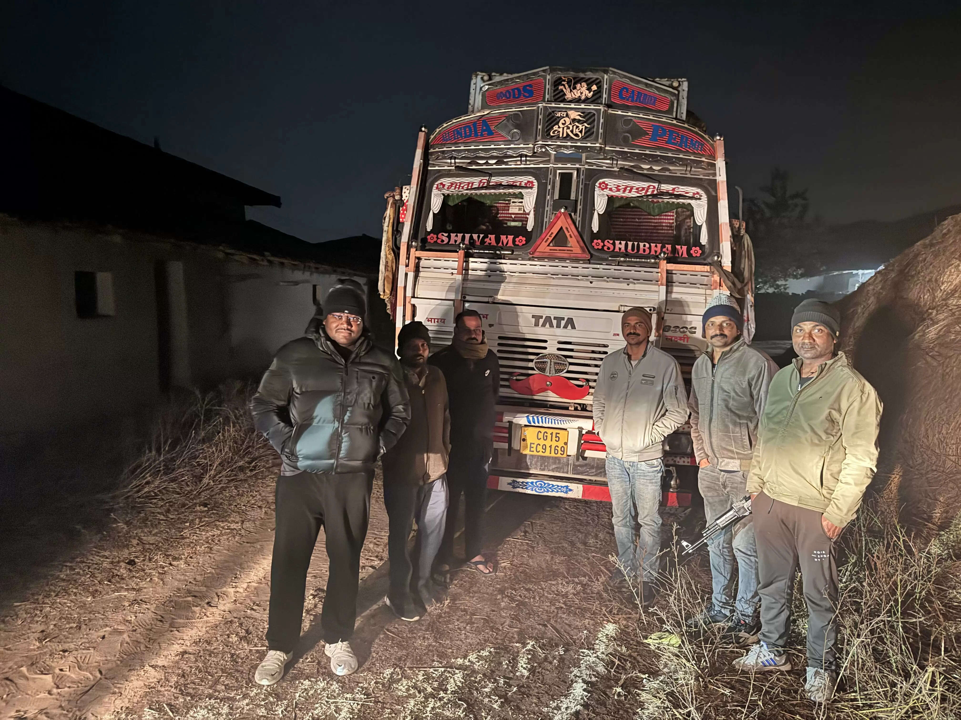 बलरामपुर :&nbsp; 750 बोरी अवैध धान से लदा ट्रक जब्त