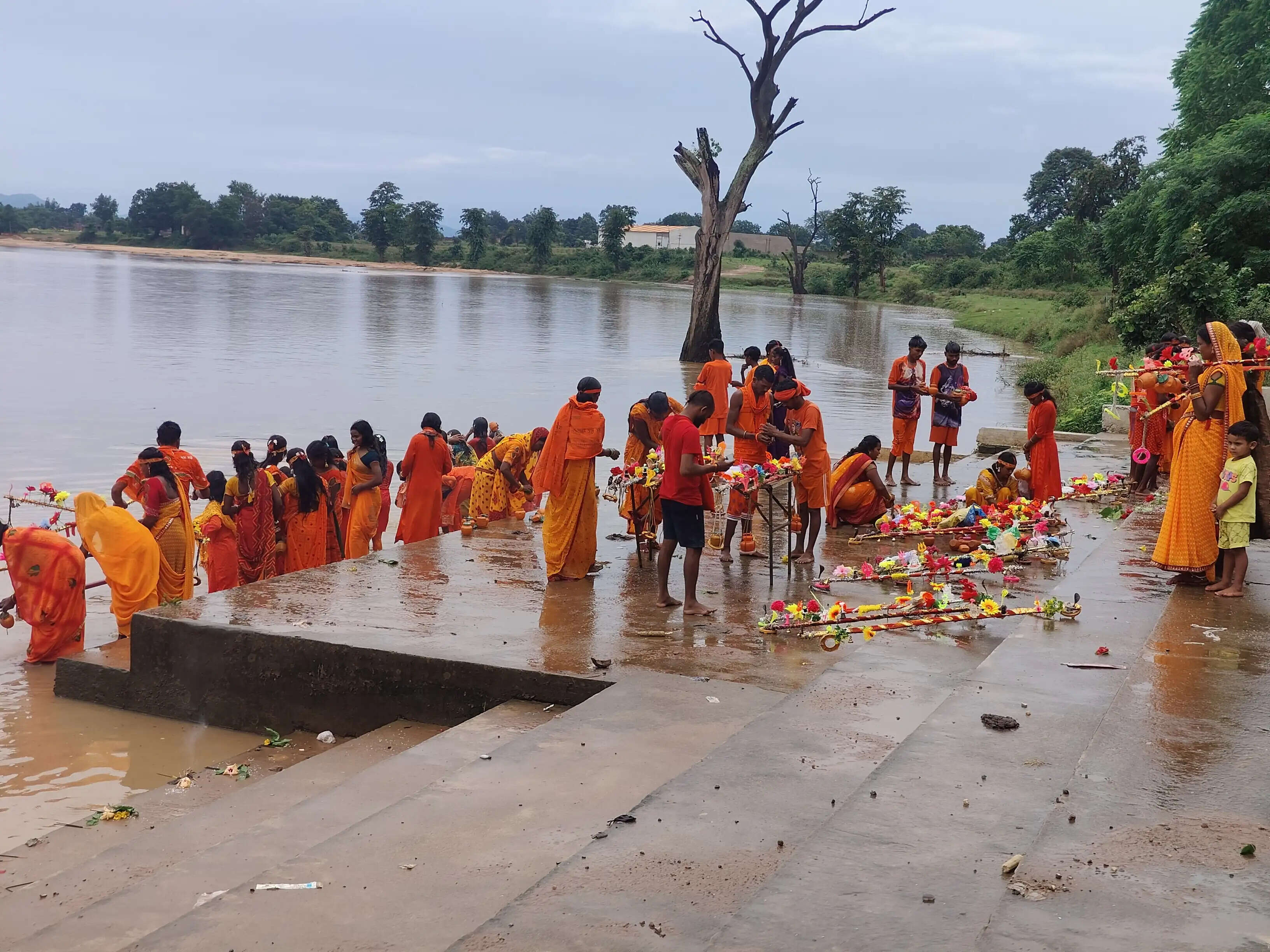 सावन के पहले सोमवार को शिवालयों में उमड़ा आस्था का सैलाब, हर-हर महादेव से गूंजा बलरामपुर