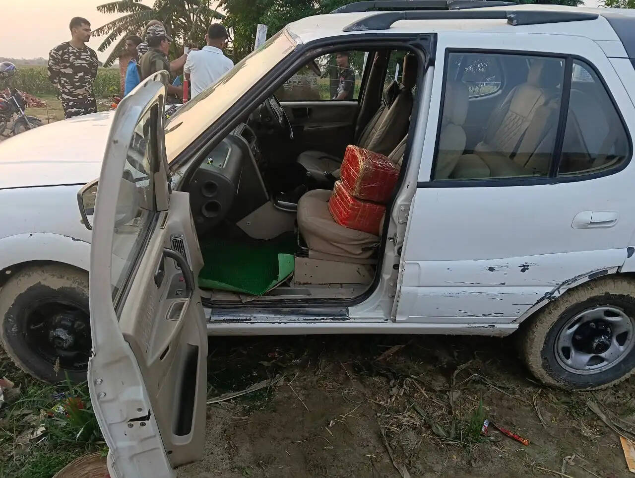 झरौखर चेक पोस्ट पर 30 किलो गांजा जब्त,वाहन छोड़कर तस्कर हुआ फरार,