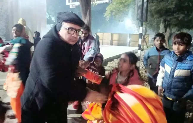 सोनीपत: कड़ाके की ठंड में उपायुक्त ने जरूरतमंदों को बांटे कंबल