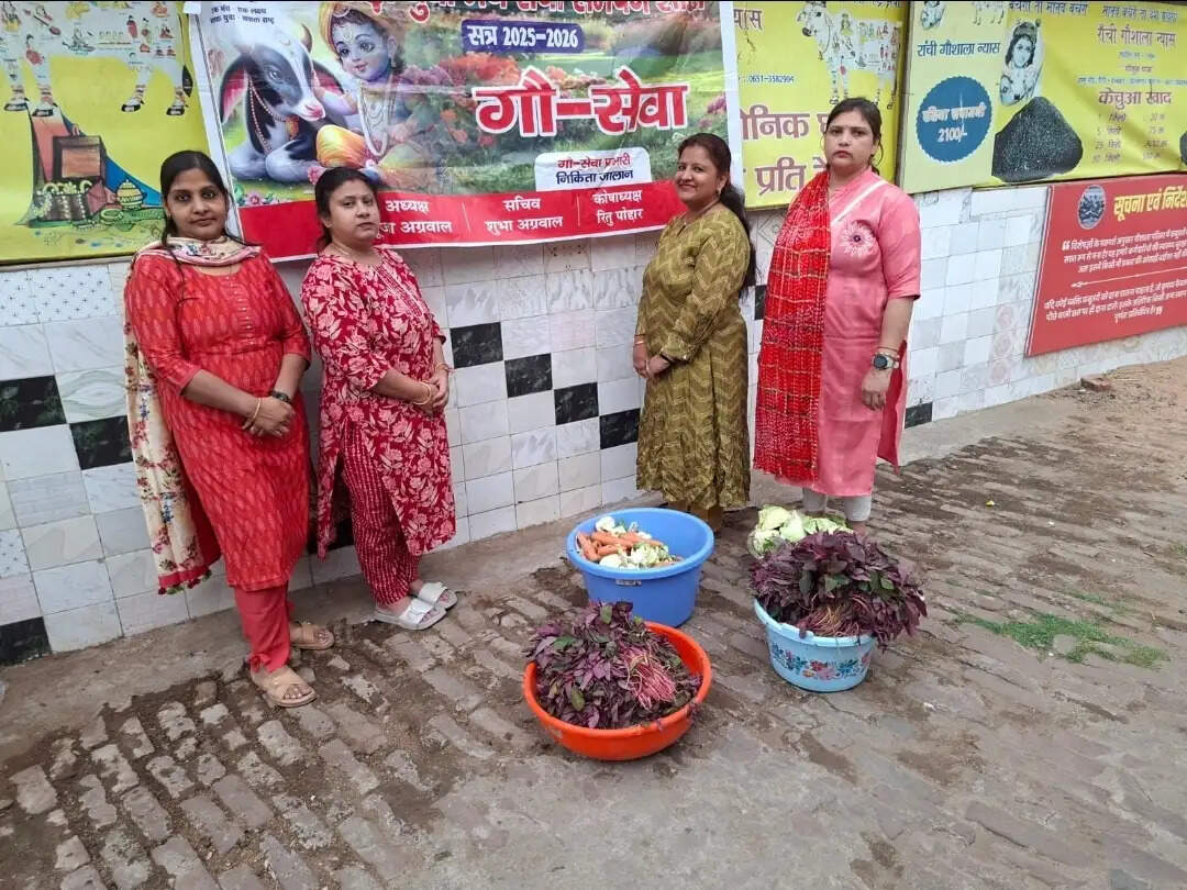 रांची में समर्पण शाखा की गौ सेवा, गायों को खिलाई गई हरी सब्जियां और चारा