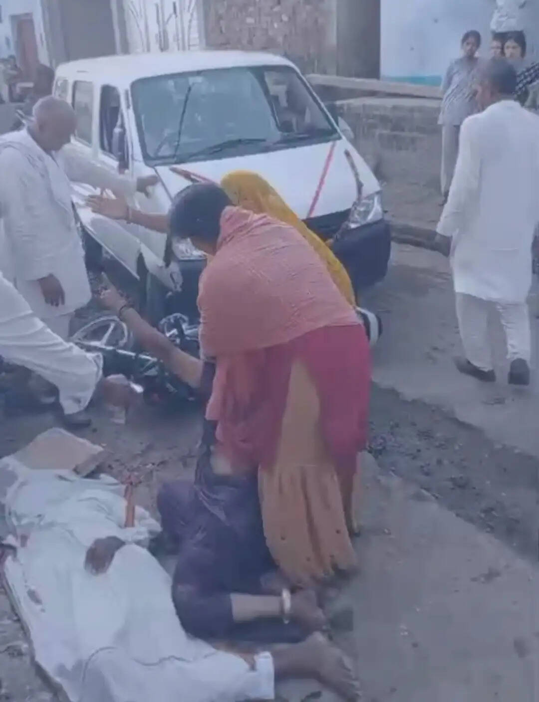 राजगढ़ः कार की टक्कर से बाइक सवार पति की मौत, पत्नी गंभीर घायल