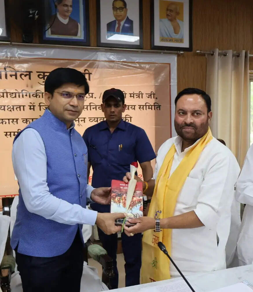 अधिकारी सभी फोन कॉल को रिसीव करें और जवाब भी अवश्य दें : प्रभारी मंत्री