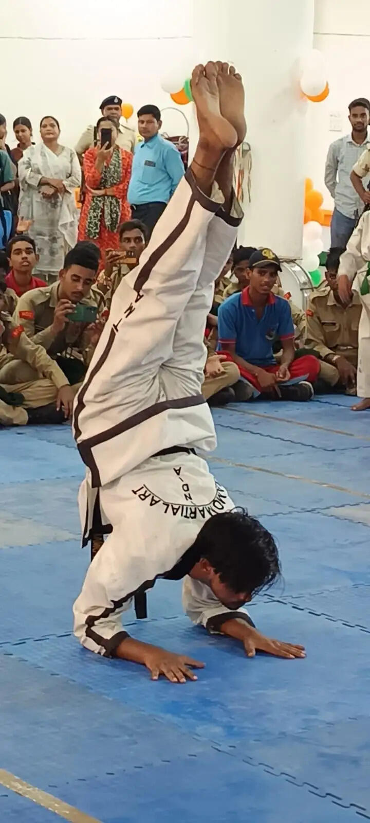 खेल प्रतिभाओं के जुनून को डीएम का सलाम, बोले- मैदान में पसीना बहाएं, जिले का नाम रोशन करें