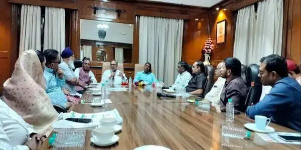 इंदौरः डीडब्ल्यूबीडीएनसी के सदस्य स्वरूप सिंह बंजारा ने विभिन्न बस्तियों का दौरा कर समुदाय के लोगों से किया संवाद