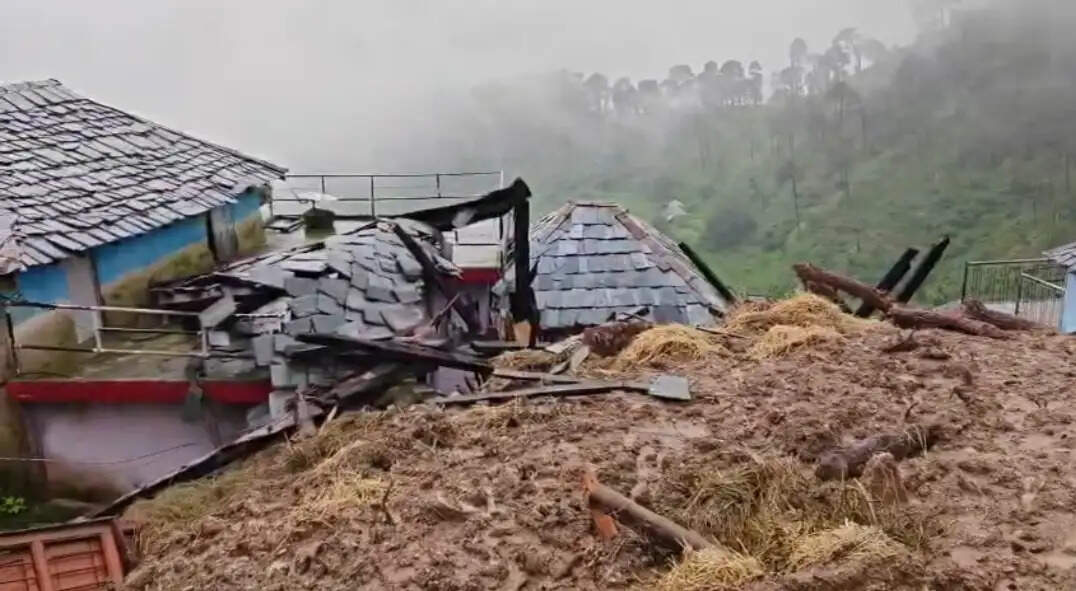 अपनों का दर्द बांटने आठ किलोमीटर पैदल चलकर ग्रांउंड जीरो पहुंचे विधायक केवल सिंह पठानिया