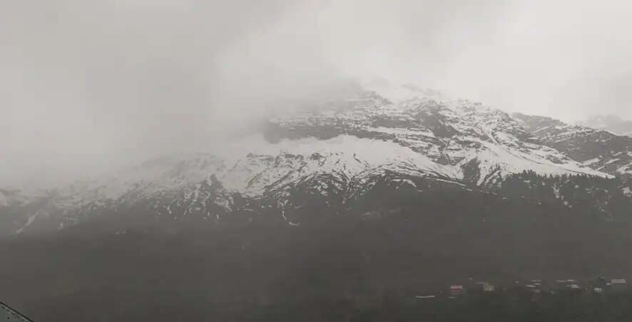 हिमाचल : पहाड़ों पर बर्फबारी से लौटी ठंड, मैदानी इलाकों में बारिश से मिली राहत