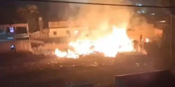 आग लगने से कई घर जले