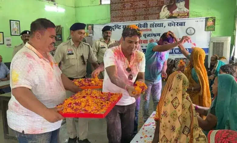 कोरबा: पुलिस अधिकारियों ने वृद्धाश्रम में बुजुर्गों संग मनाई होली, लिया आशीर्वाद