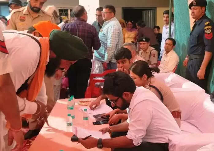 सिरसा: एडीसी व एसपी ने गलियों में पैदल घूमकर जानी गांव की समस्याएं