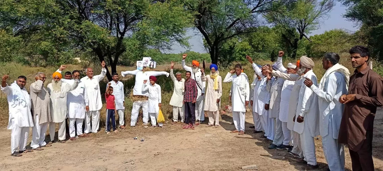 फतेहाबाद: रेलगाडिय़ों का ठहराव नहीं होने पर ग्रामीणों ने नेताओं का पुतला फूंक मनाया दशहरा