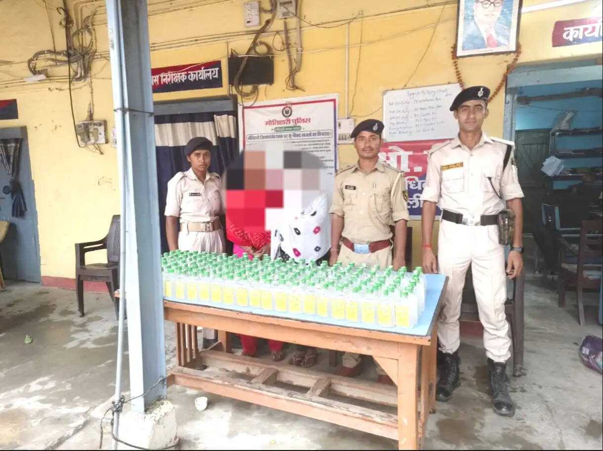 बस से 190 बोतल विदेशी शराब बरामद, दो महिला तस्कर गिरफ्तार