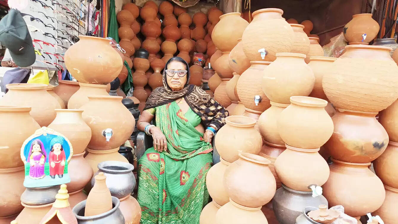 गर्मी में मटके की मांग बढ़ी, तापमान बढ़ने के बाद हो रही मटकों की बिक्री