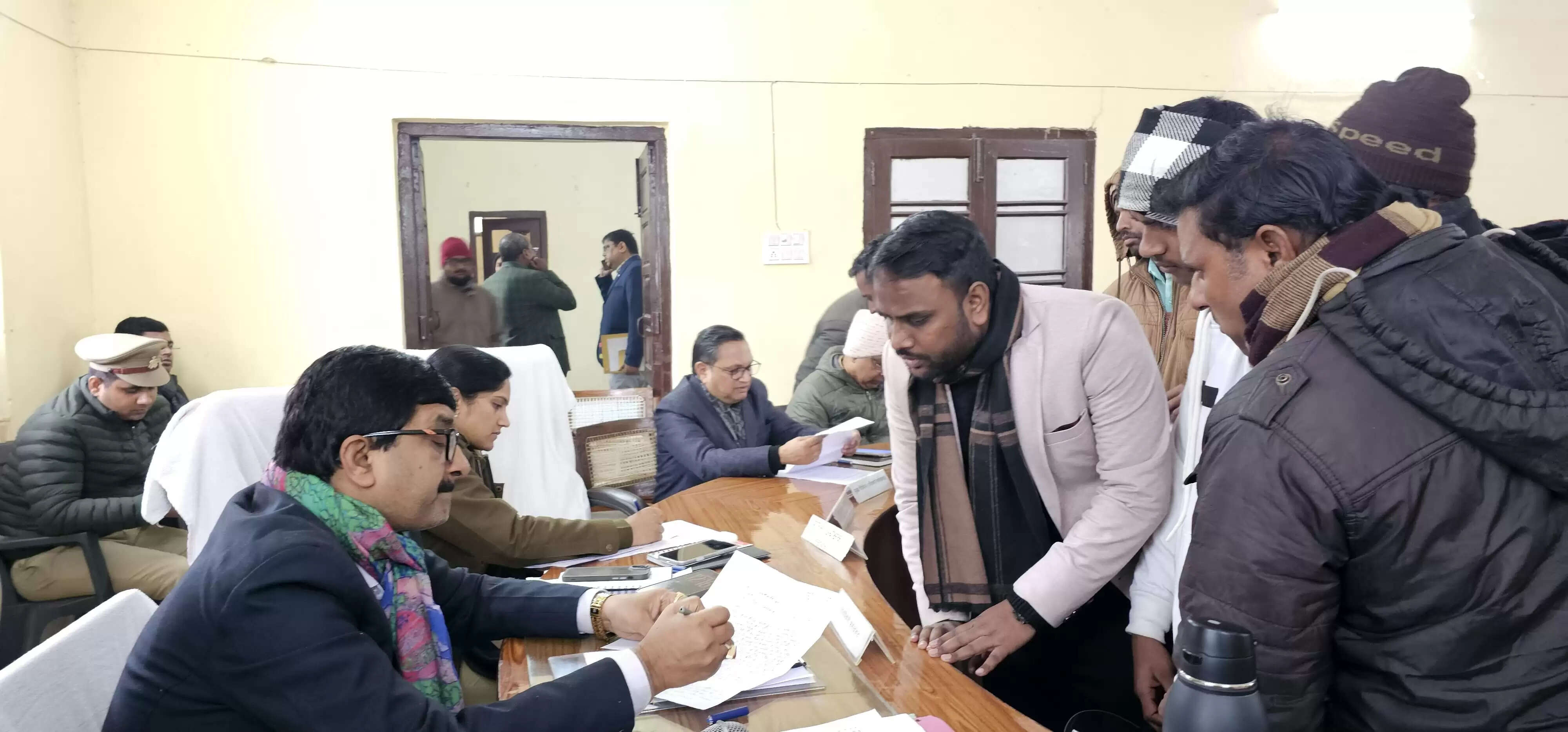 सम्पूर्ण समाधान दिवस: 53 शिकायतों में से तीन का मौके पर निस्तारण