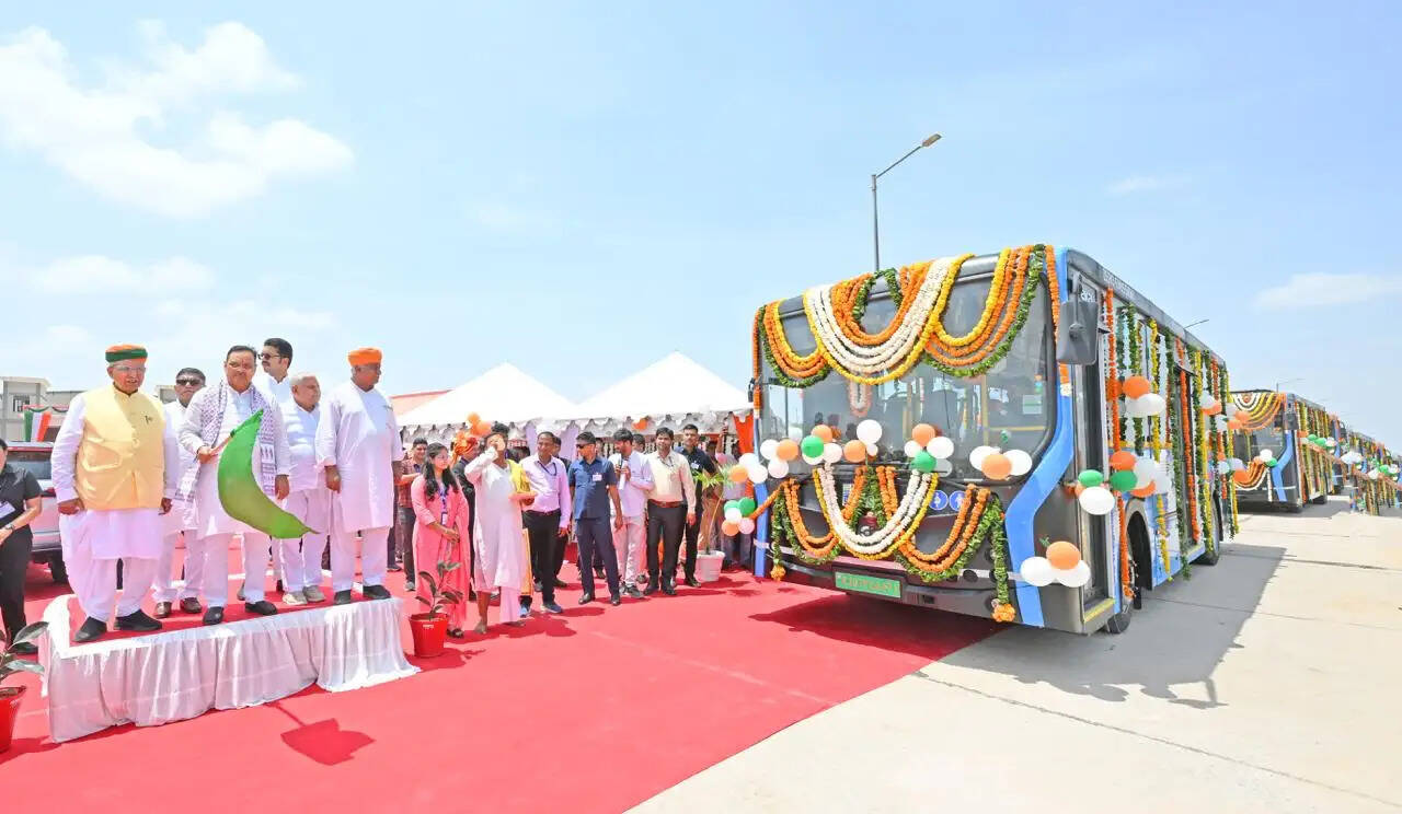 मुख्यमंत्री ने बीकानेर को दी पीएम ई बसों की सौगात&nbsp;:&nbsp;युवा संवाद&nbsp;में&nbsp;बाेले,&nbsp;युवा शक्ति के विचार-नवाचार बढ़ते राजस्थान का आधार