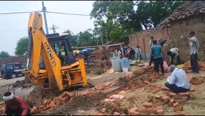 हरिजन आबादी की जमीन पर चला बुलडोजर, अवैध निर्माण ध्वस्त