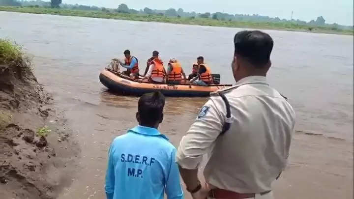 नरसिंहपुरः नदी के तेज बहाव में फंसे पांच लोगों को बचाव दल ने सुरक्षित निकाला