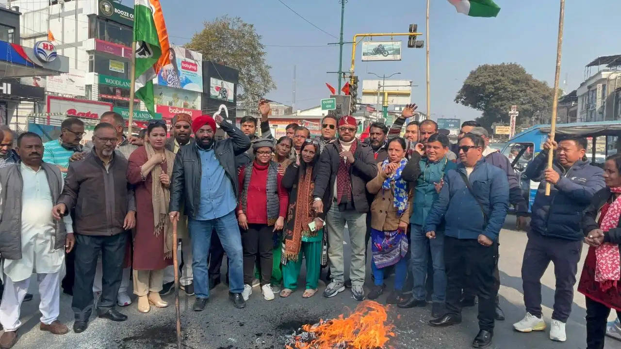 राहुल गांधी को मंदिर जाने से रोकने पर कांग्रेस नाराज, पुतला फूंका