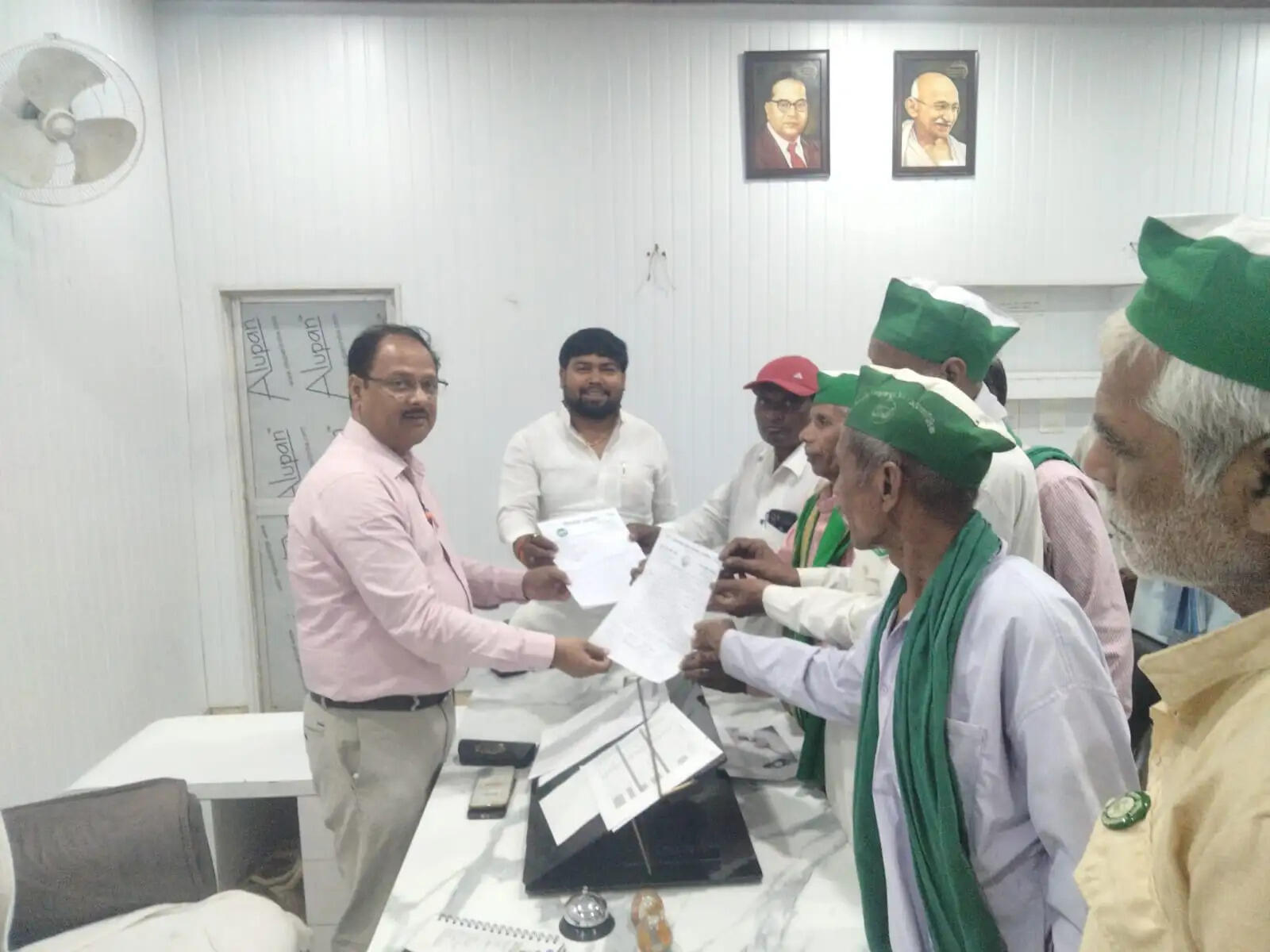 सूखे तालाब पोखर अघोषित बिजली कटौती के खिलाफ किसान कांग्रेस का प्रदर्शन