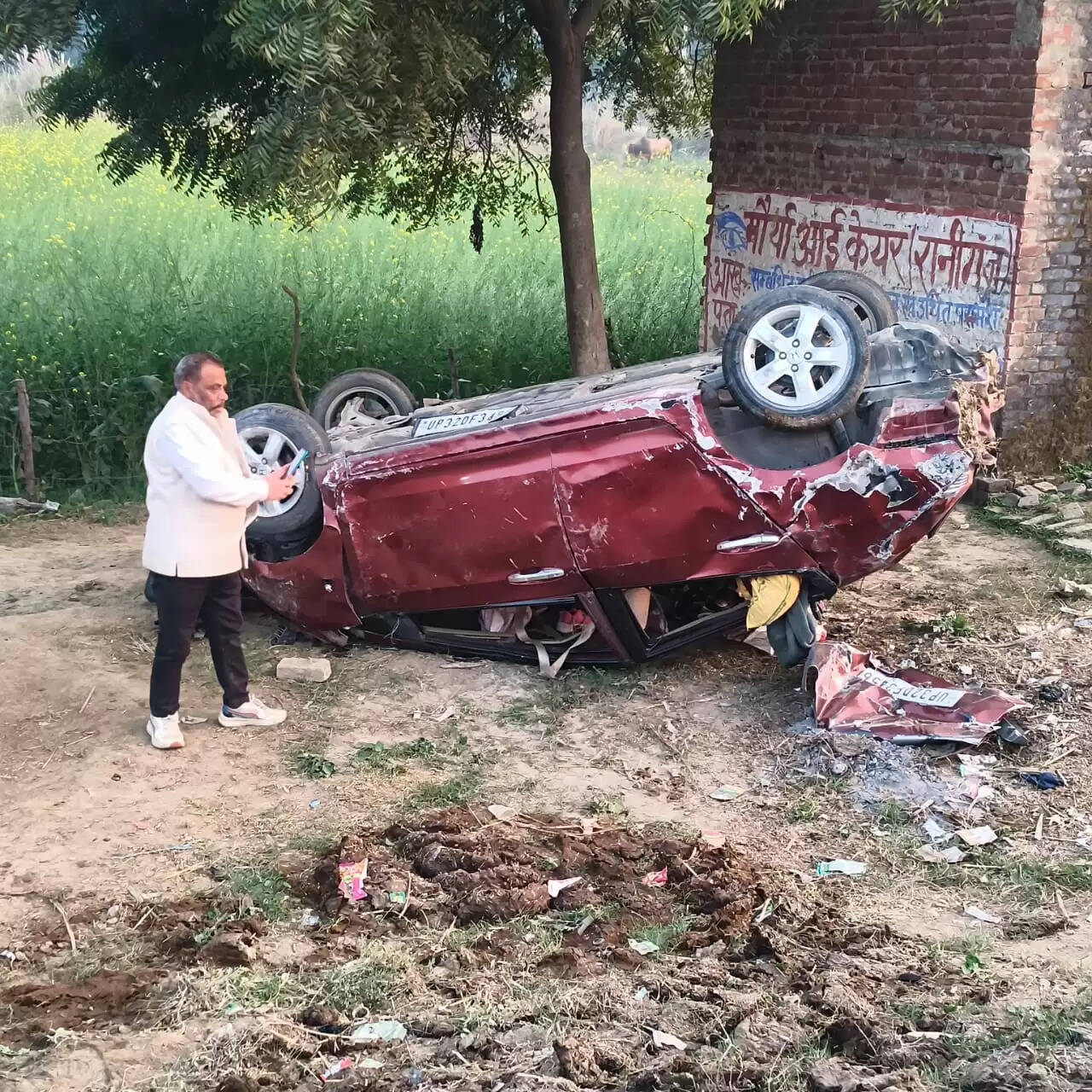 आवारा पशु से टकराकर पलटी कार, एक की मौत दो घायल