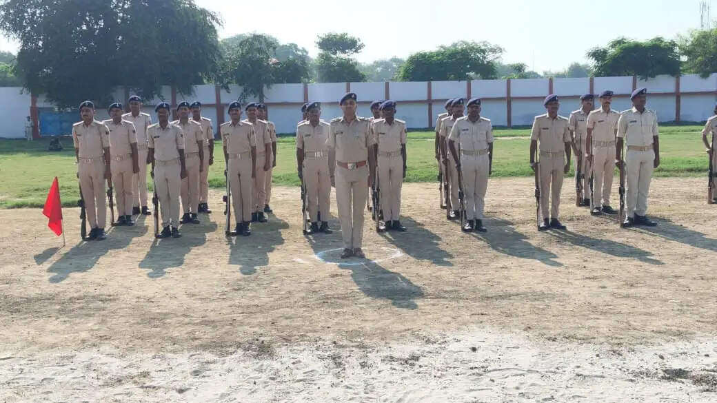 स्वतंत्रता दिवस परेड पूर्वाभ्यास का वरीय पुलिस अधीक्षक ने किया निरीक्षण