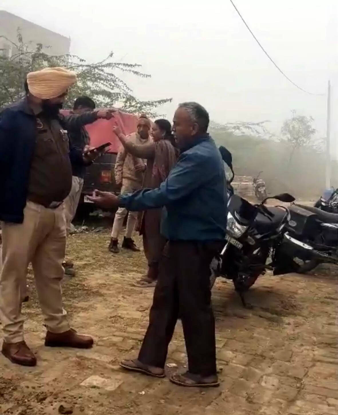 हिसार : आरोपी महिला को गिरफ्तार करने पहुंची पुलिस के साथ हाथापाई, पति छत से कूदा