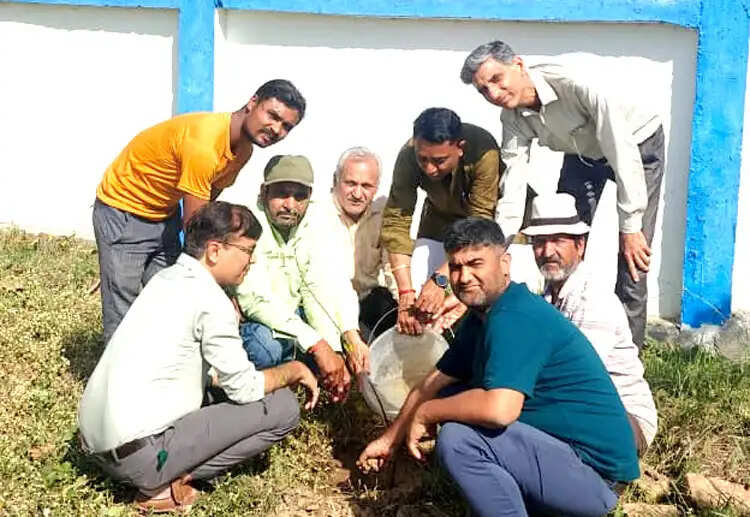 विश्व पृथ्वी दिवस पर वृक्षारोपण और यज्ञ किया