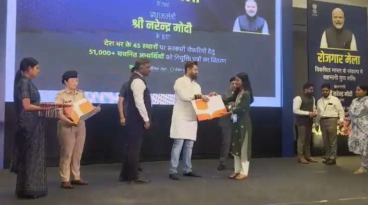 केंद्रीय मंत्री चिराग पासवान ने सिलीगुड़ी के रोजगार मेले में 85 युवाओं को सौंपे नियुक्ति प्रमाणपत्र
