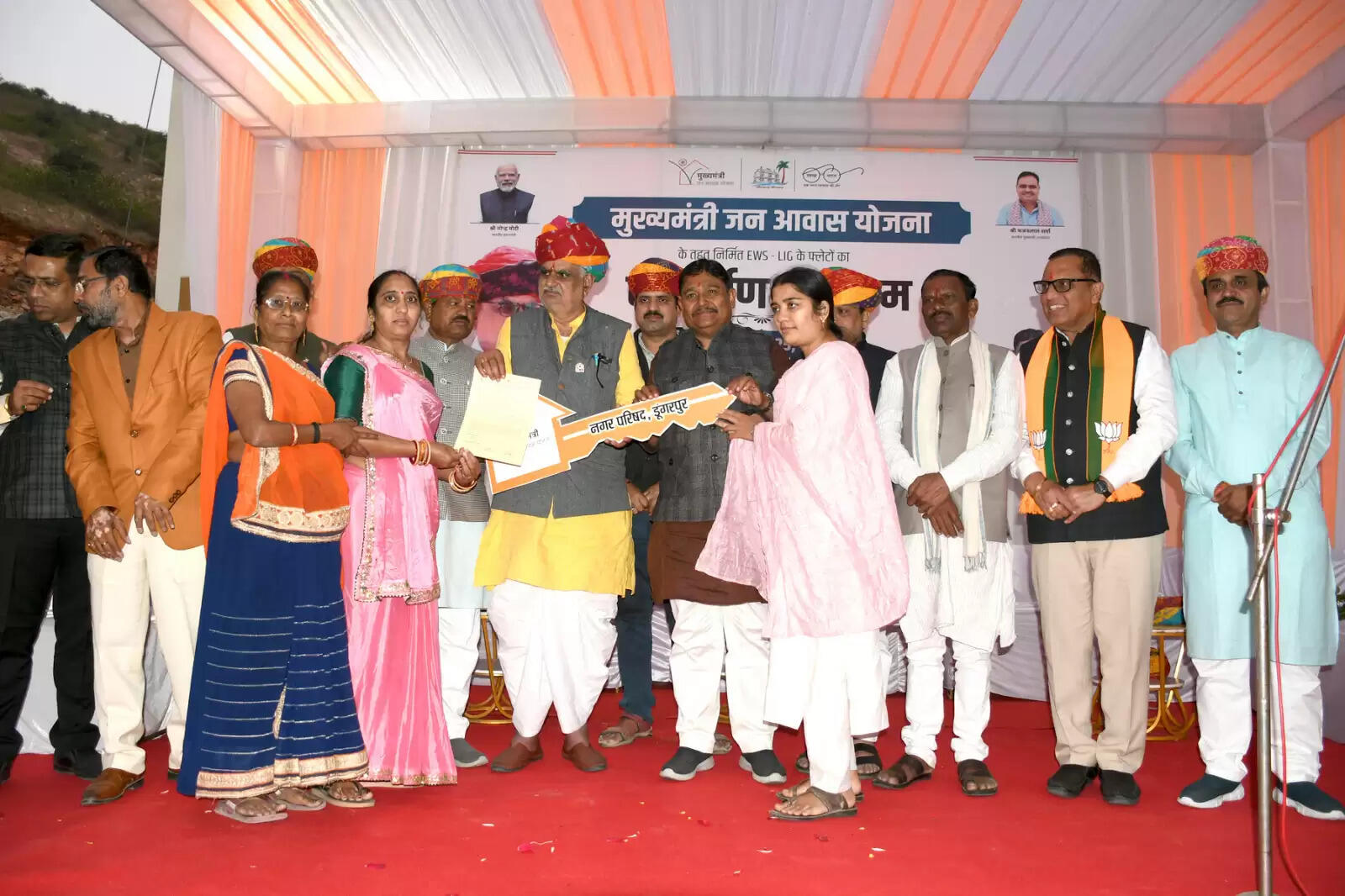 डूंगरपुर में मुख्यमंत्री जनआवास योजना के तहत 320 परिवारों को मिले आवास, मंत्री झाबरमल खर्रा ने किया लोकार्पण