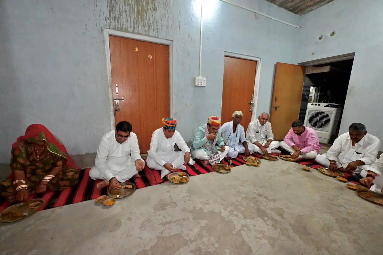 मुख्यमंत्री ने शहीद के आवास पर किया भोजन