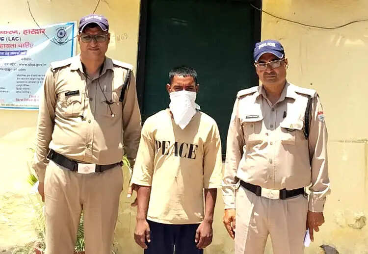 दुष्कर्म, मारपीट, लूट और जान से मारने की धमकी के मामले में इनामी आरोपित गिरफ्तार