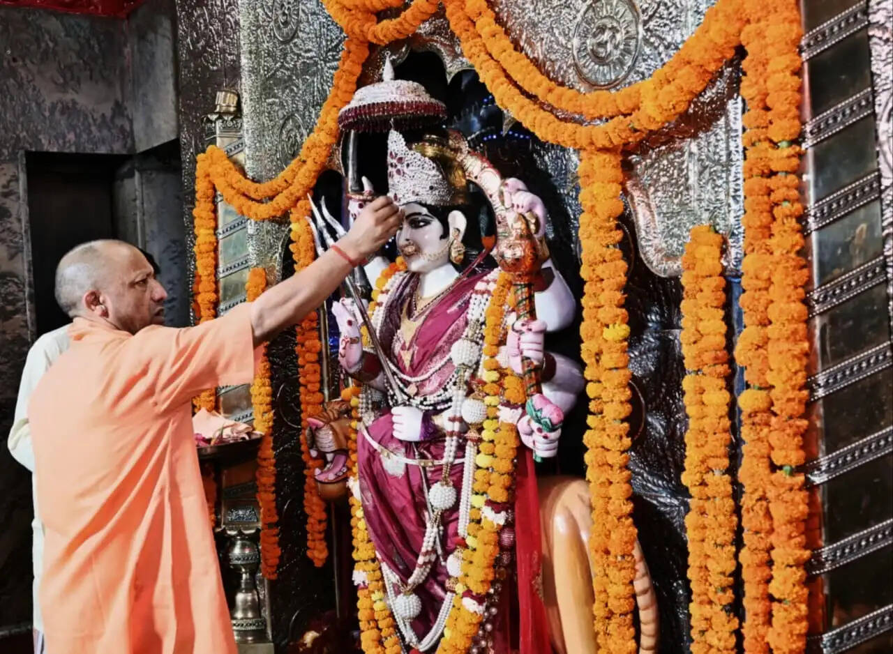 मुख्यमंत्री योगी ने देवीपाटन मंदिर में दर्शन पूजन कर देश व प्रदेश के सुख समृद्धि की कामना की