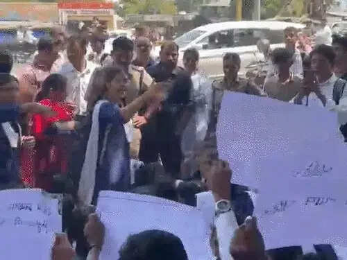भोपाल में टीचर के खिलाफ सड़क पर बैठे छात्र,&nbsp;पैसे मांगने और मारपीट के आरोप,&nbsp;डीईओ ने विभागीय जांच के आदेश दिए