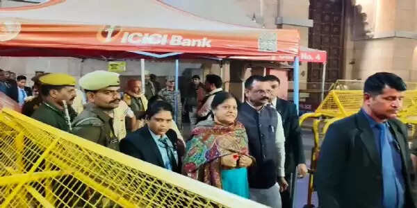 गृहमंत्री अमित शाह की पत्नी सोनल शाह ने बाबा विश्वनाथ के दरबार में लगाई हाजिरी