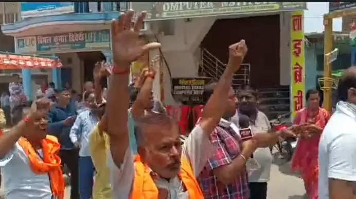 रायबरेली : राहुल गांधी ने हनुमान मंदिर में की पूजा, बूथों का लिया जायजा