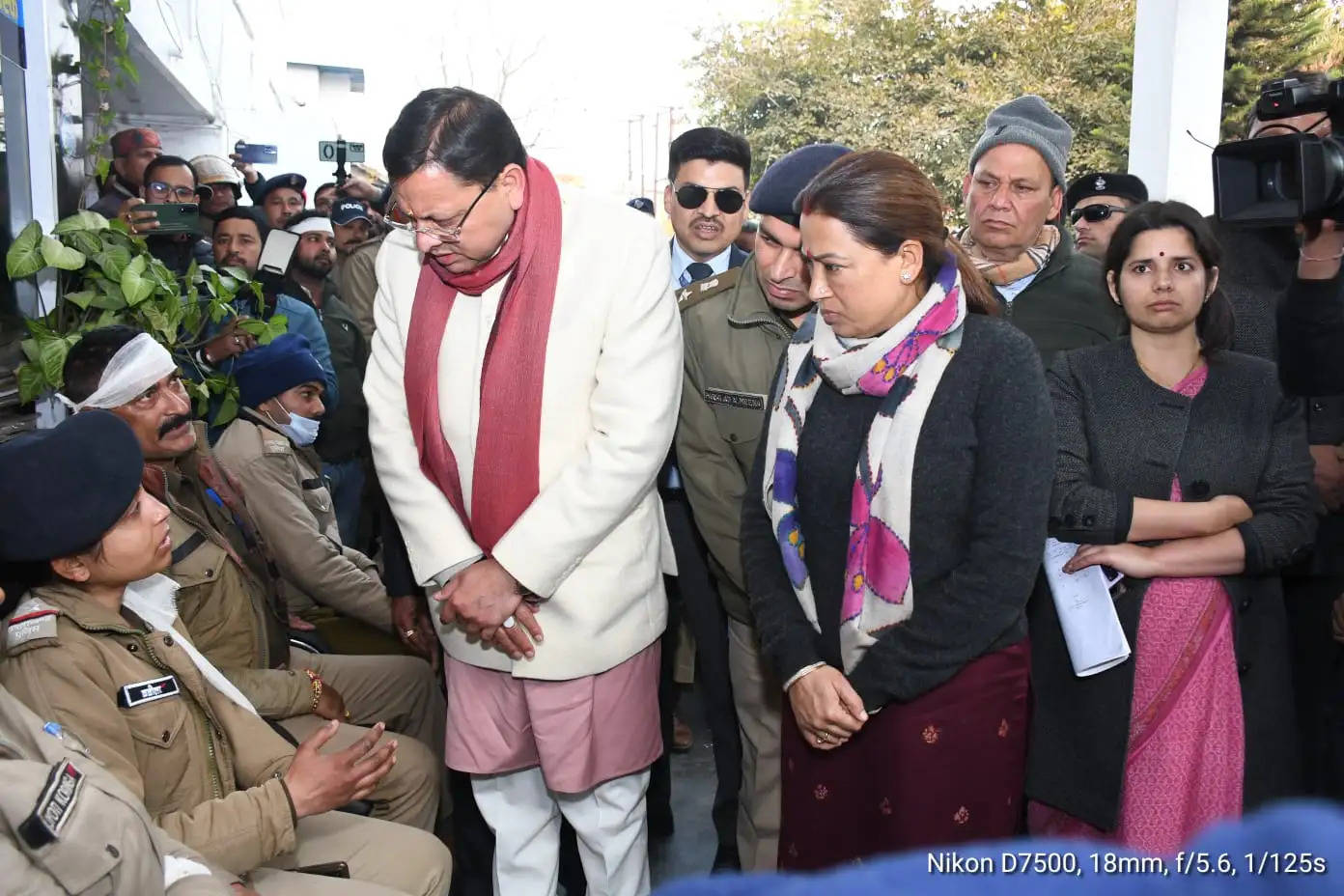 हल्द्वानी पहुंचे मुख्यमंत्री, घायलकर्मियों का जाने हालचाल, एडीजी को क्षेत्र में कैंप करने के दिए निर्देश