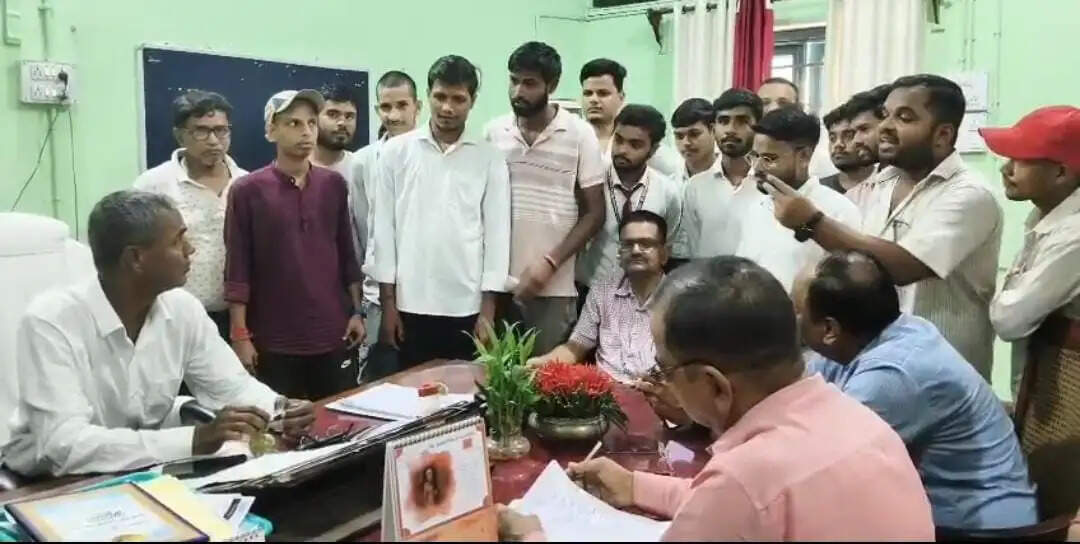 टीएनबी कॉलेज में जर्जर छत को लेकर फूटा छात्रों का गुस्सा, प्राचार्य कार्यालय का किया घेराव