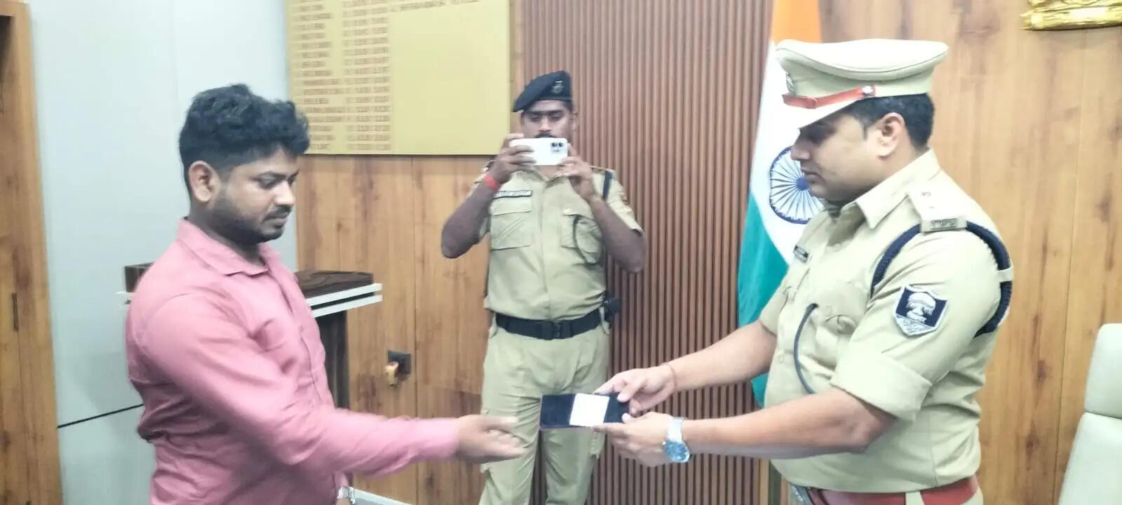 ऑपरेशन मुस्कान बना खुशियों की वजह, 32 लोगों को वापस मिले खोए मोबाइल
