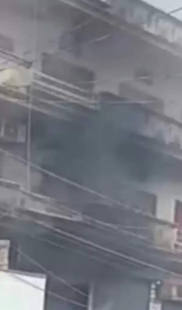 वाराणसी में कपड़ा गोदाम में आग लगने से लाखों का माल जलकर खाक