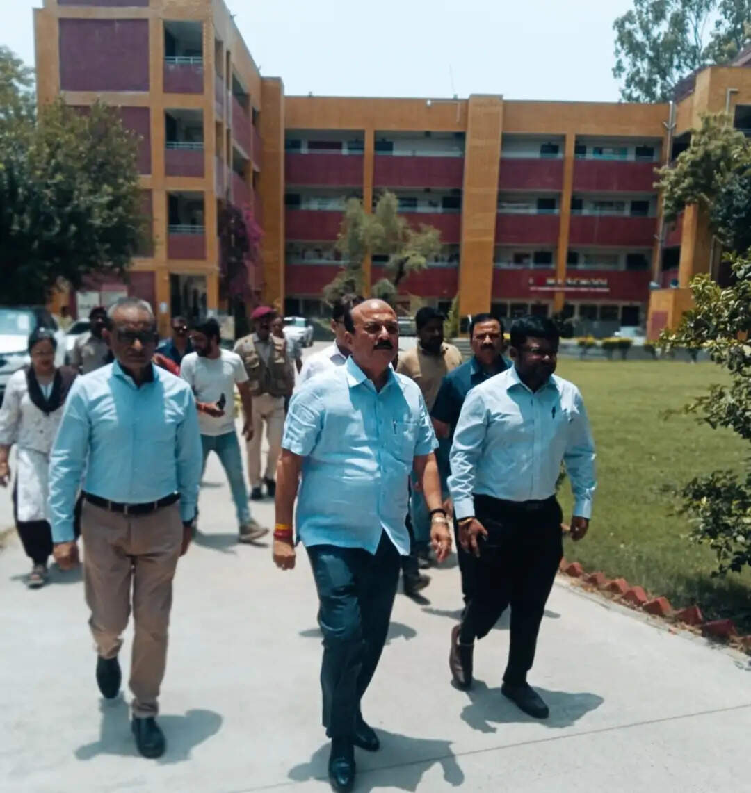 (लीड) नीट पुनर्परीक्षा की तैयारियों का जायजा लेने परीक्षा केंद्र पहुंचे शिक्षा मंत्री आशीष सूद