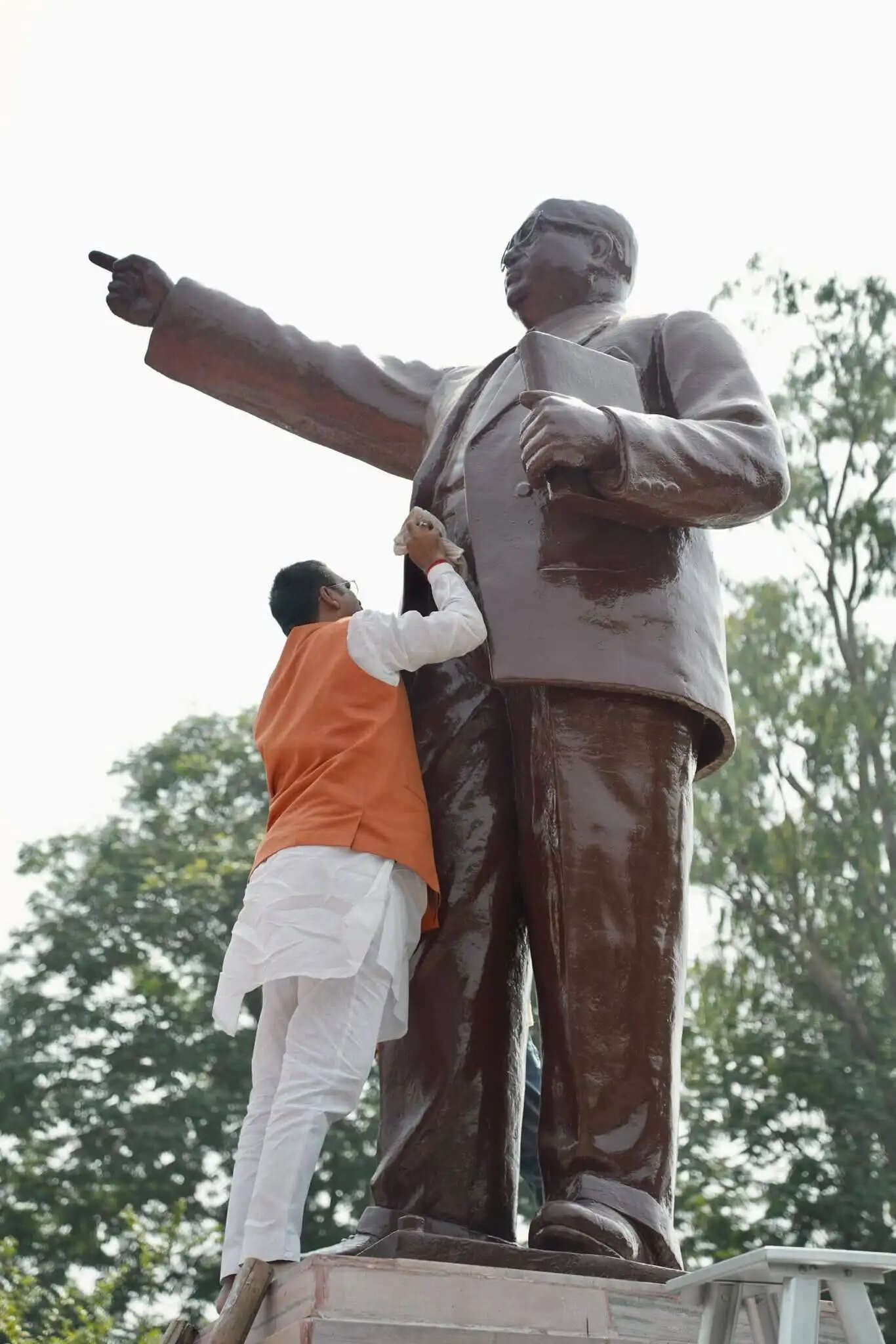 भाजपा अध्यक्ष संजय सरावगी ने बाबा साहेब की प्रतिमा पर माल्यार्पण कर किया नमन