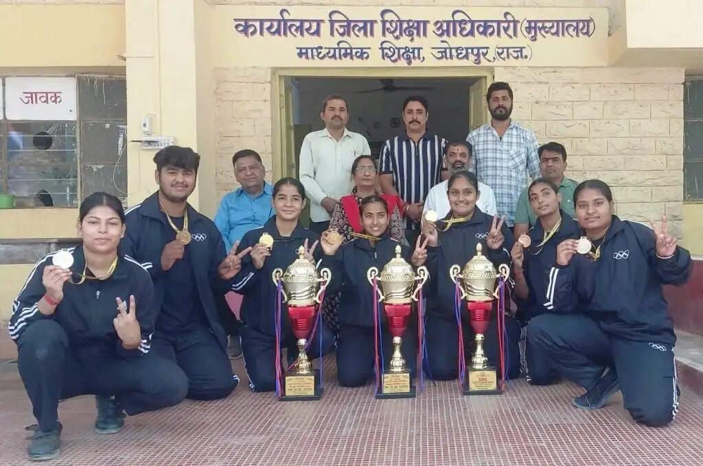 वेटलिफ्टिंग खेल में जीती तीन चैम्पियनशिप